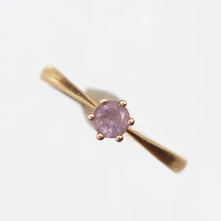Ring med lila sten, Stl:16¾, bredd: 1,1-5,1mm, 9K Vikt: 0,6 g