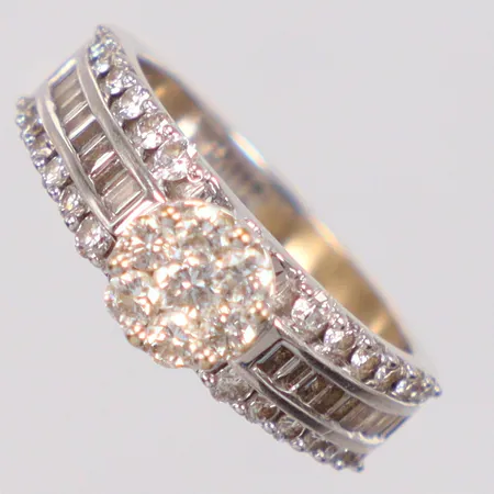 Ring diamanter/baguetter totalt 1ct enligt gravyr, Guldfynd vitguld stl:16½ 18k Vikt: 6,3 g