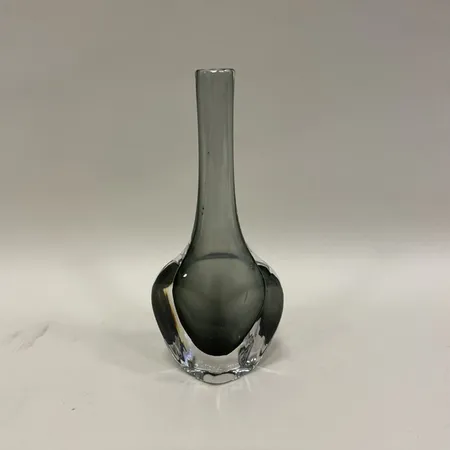 Vas Nils Landberg "Sommerso" ca 19cm, repor samt smärre nagg vid botten, osignerat, rökmålat glas  Skickas med paket.