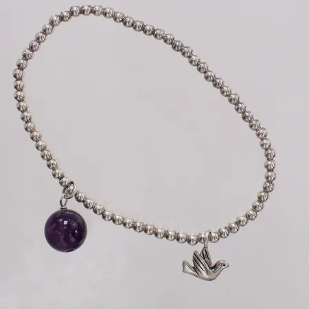 Armband silverkulor med berlocker, caØ55mm bredd 3,1mm, nagg på ametisten, elastisk, silver 925/1000 bruttovikt 4,9g Vikt: 4,9 g