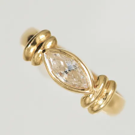 Ring med vit sten stl 17, bredd 2,5-5mm, 18K, 3,3g Vikt: 3,3 g