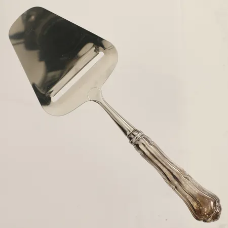 Osthyvel Chippendale längd 22cm, hyvel i rostfritt stål handtag i silver 830/1000 Vikt: 99,9 g
