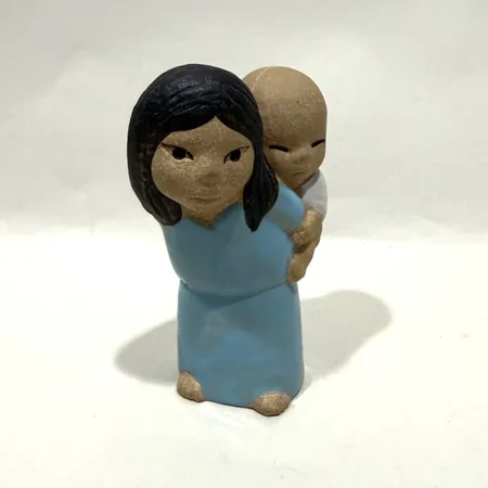 Figurin Öst ur serien "Alla världens barn" av Lisa Larson, Gustavsberg Höjd 12cm, krackelering i i glasyren.
