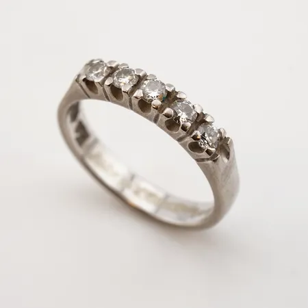 Ring m 5 diamanter ca 0,03ct/styck, vitguld, 17½(55), bredd 3 mm, 18k Vikt: 3,6 g