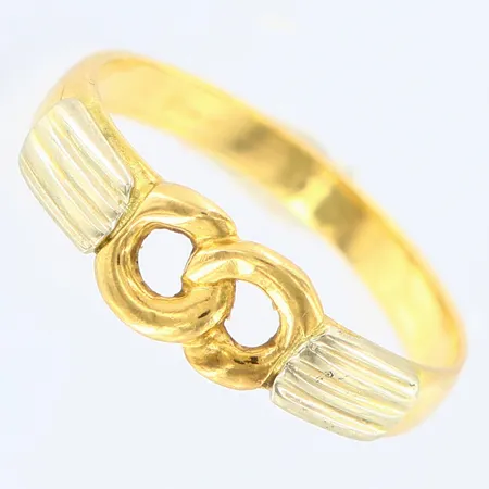 Ring stl:17½ bredd:3-6mm, 18K Vikt: 2,6 g