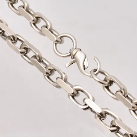 Kedja 52,5cm Ankar bredd 9,4mm, silver 925/1000, trasigt lås, 135,4g.