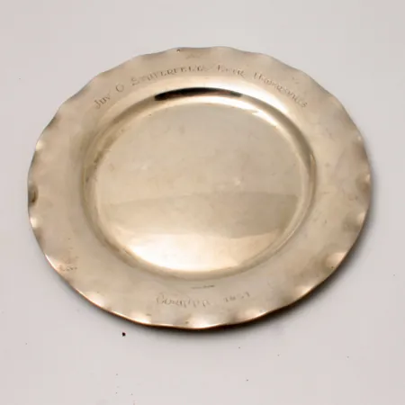 Tallrik Ø23cm, gravyr, silver 830/1000, 211,97g.