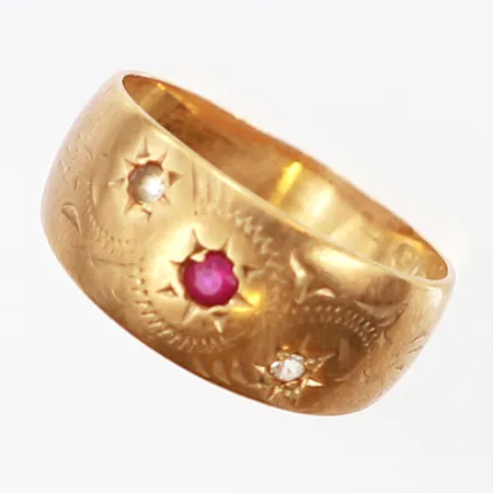 Ring med vita samt röd sten stl:14¾, mönstergravyr, bredd:3 -7,5mm, ojämn skena, 1964, 18K  Vikt: 1,9 g