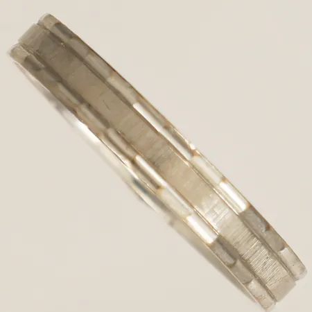 Ring stl:22 bredd 3,8mm personlig gravyr vitguld 18K Vikt: 4,2 g
