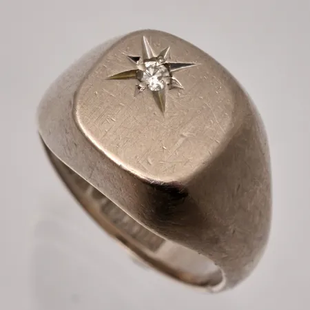 Klackring stl:15½ bredd 4-11,6mm, 1st diamant ca 0,03ct, BEH Bengt Hallberg, 18K vitguld, 5,46g.