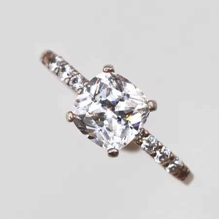 Ring med vita stenar, Stl:19, bredd: 1,2-8,2m, 925/1000 silver Vikt: 2,8 g