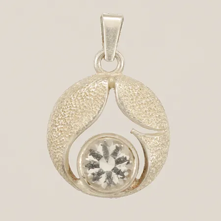 Hänge med slipad bergkristall samt Finnfeelings Karl Laine för Sten & Laine, Ø15,5mm silver 925/1000 Vikt: 2 g
