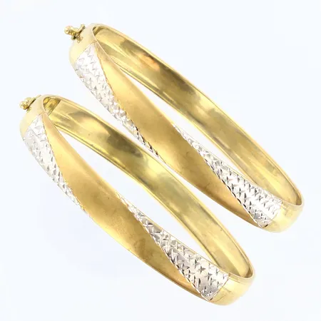2 stela armband med vitguldsdetalj, Ø65mm, bredd 8mm, öppningsbara, 14K Vikt: 13,9 g