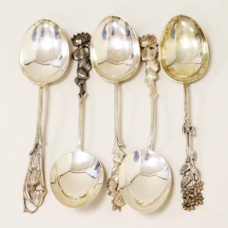 5 dessertskedar Svenska Floran, längd 15cm, smärre skevheter, GEWE, silver 830/1000 Vikt: 117,8 g