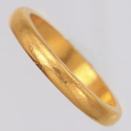Ring slät stl:17, bredd 3mm, gravyr, något skev, 23K Vikt: 5,6 g