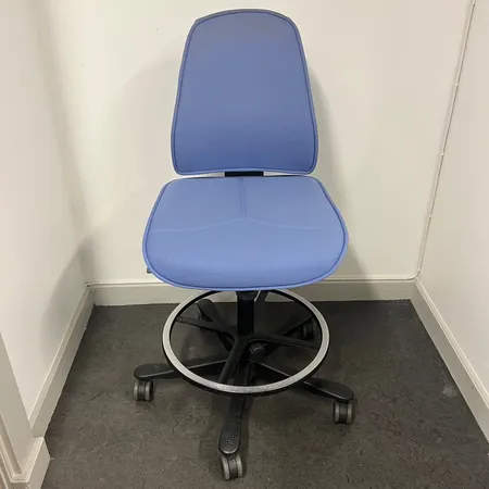 Kontorsstol Kinnarps, sitthöjd ca 64-92cm, slitage, fläckar på tyg. OBS! Endast upphämtning i butik inom 30 dagar från betalning. Vikt: 0 g Specialfrakt, kontakta pantbankskontoret för mer information.