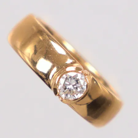 Ring diamant 1x0,52ct TW/VVS enligt gravyr stl.19, bredd 6,3mm, Guldsmedjan i Linköping AB, Sven Svensson, år 2000, 18K Vikt: 11,9 g