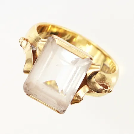 Ring med vit sten, 13,5x10mm, stl:17¾, skenans bredd:5,5mm, gravyr, sten med kantnagg, Eriksson Juvelerare Birger, Göteborg, 1883, 20K Vikt: 8,6 g