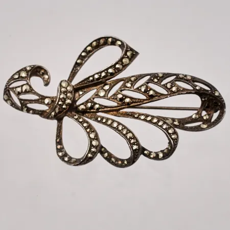 Brosch mått ca 54x33mm, markasiter, silver 830/1000, 7,90g.