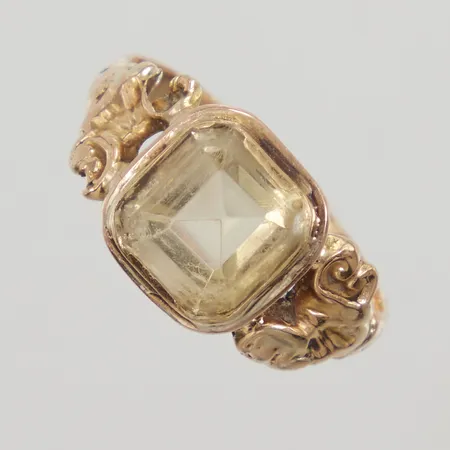 Ring med gul/grön sten stl: 18¾, bredd 10,9mm, skev skena, ostämplad 18K Vikt: 2,5 g