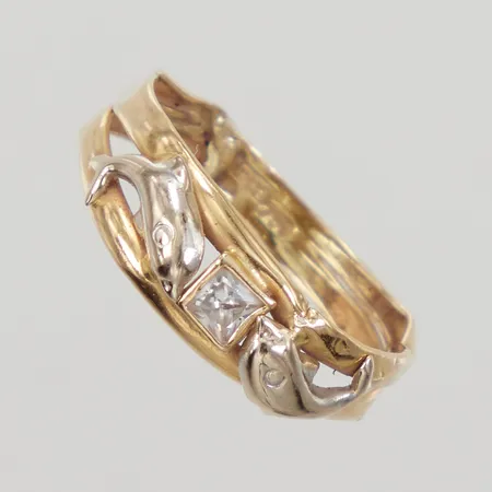 Ring med vit sten, stl 16, bredd 2,7-5,7mm, delfinmotiv, detalj i vitguld, skadad skena, GHA, 18K, Vikt: 0,9 g