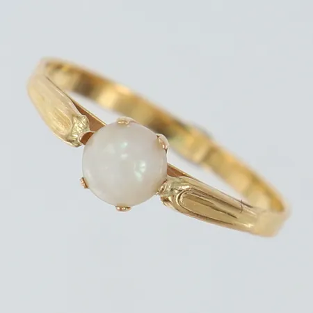 Ring med plast pärla stl:17½ bredd 5mm 18K Vikt: 1,2 g