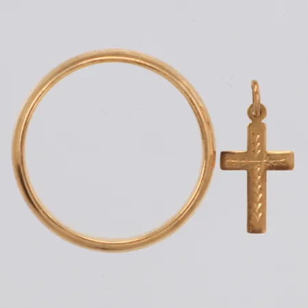 Ring slät stl:18¾, gravyr, hänge kors längd 17mm, gravyr, bredd 8mm, 18K Vikt: 4,7 g