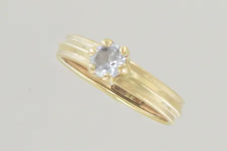 Ring med sten stl:18 bredd 1,8 mm, 18K Vikt: 1,1 g