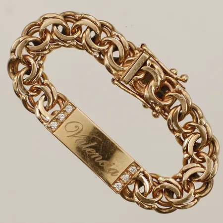 Armband Bismarck med namnbricka samt diamanter 6xca0,02ct längd 11,5cm bredd 7,8mm graverad namnplatta 18K Vikt: 18,3 g