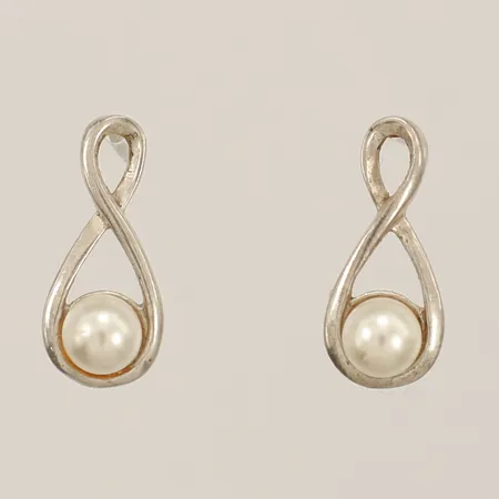 Ett par örhängen med plastpärlor 17,5mm 925/1000 silver Vikt: 1,9 g