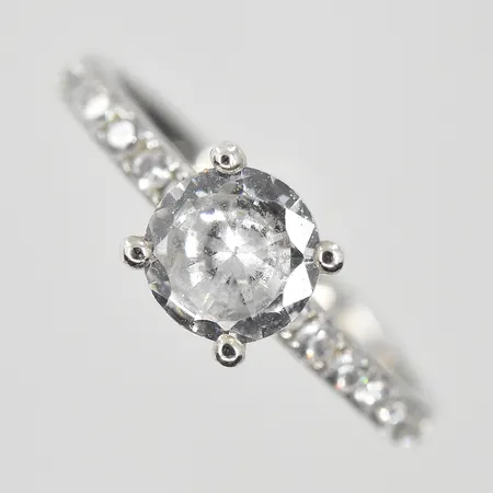 Ring med vita stenar stl:16, bredd 2-6mm, silver 925/1000. Vikt: 1,9 g