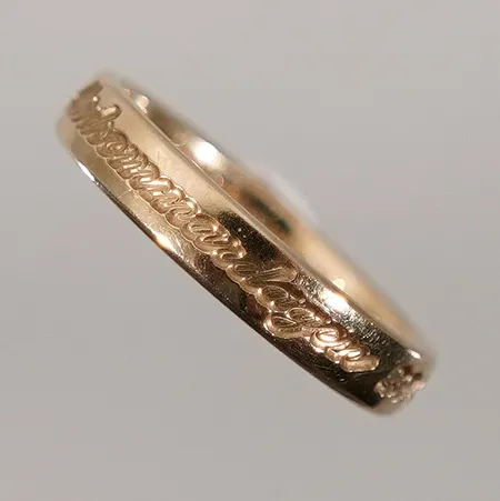 Slät ring med utvändig gravyr stl 16½ bredd 3,4mm 18k Vikt: 3,7 g
