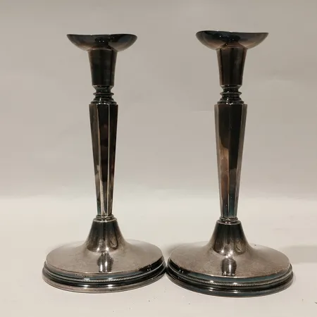Ett par ljusstakar höjd 18,5cm Ø9cm i fylld botten gravyr silver 830/1000 Vikt: 604,5 g