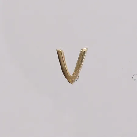 Udda örhänge, höjd 8mm bredd 7mm, skevt stift, sliten förgyllning, saknar snurrebuss silver 925/1000 Vikt: 0,3 g