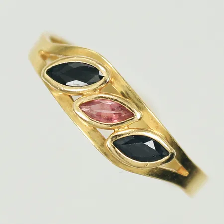 Ring med 2 blå & 1 röd sten, stl 16¼ bredd 2-5mm, 18K 1,7g totalt