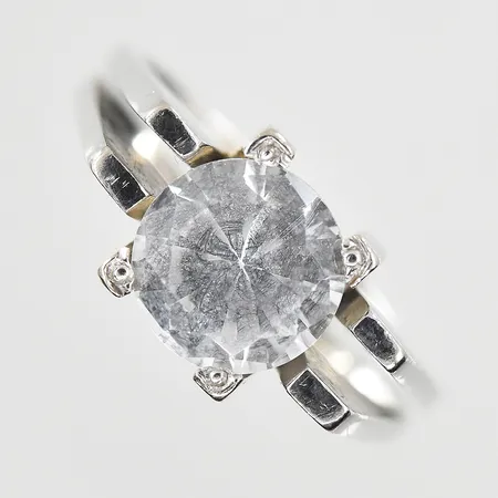 Ring med vit sten stl:17½, bredd 4-8mm, fyrkantig ringskena, vitguld, 18K. Vikt: 7,2 g