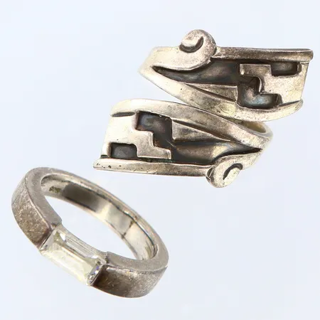 2 Ringar en med sten, stl:17, 16½, 925/1000 silver Vikt: 11 g