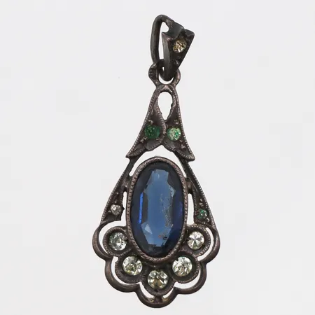 Hänge med blå samt vita stenar, 28x12mm, slitna facetter på stenen, 900/1000 silver Vikt: 1,7 g
