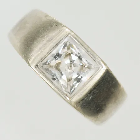 Ring med vit sten, stl 18 bredd 4-9mm, silver 925/1000-delar 7,1g totalt.