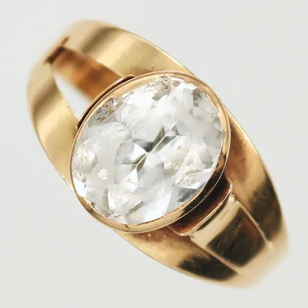 Ring med vit sten, stl 19 bredd 3-10mm, defekt/del saknas/sliten sten, 14K 2,4g totalt.