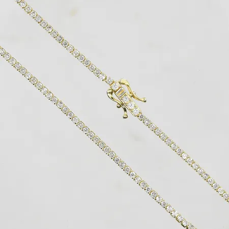 Collier med vita stenar längd 40½cm, bredd 2mm, förgyllt, slapp låsåtta/glappt lås, silver 925/1000. Vikt: 9 g