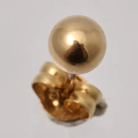 ½ par örhänge mått Ø4mm, 18K guld, 0,23g.
