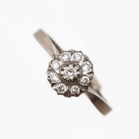 Ring med 9st diamanter 0,21ctv enligt gravyr, Stl:17, bredd: 2-8,3mm, vitguld, 18K Vikt: 3 g