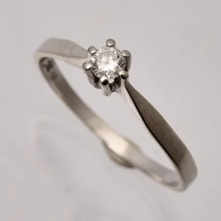 Stjärnring stl:18 bredd 1,5-4mm, 1st diamant 0,15ct, importstämpel, 18K vitguld, 1,78g.