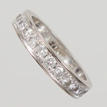 Ring med diamanter 12x ca 0,10ct, varav 4st indikerar på syntet, stl 17¼, bredd 4mm, gravyr, vitguld, 18K Vikt: 6,5 g