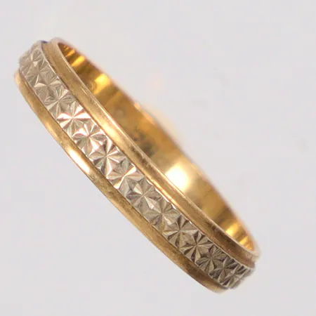 Ring stl 19½, bredd 4mm, gravyr, 18K Vikt: 3,2 g
