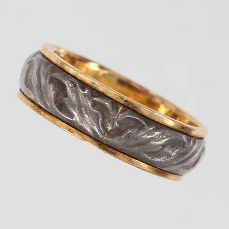 Ingenjörsring med dekor i monel stl:17½ bredd 6,2mm gravyr 18K Vikt: 5,1 g