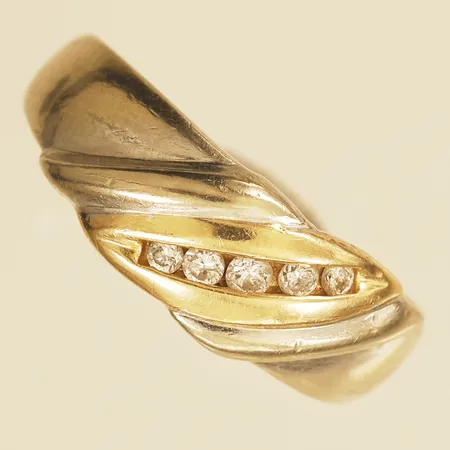 Ring med diamanter 5xca 0,01-0,04ct stl:18 bredd 7,9mm tvåfärgad 14K Vikt: 8,1 g
