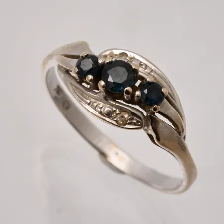 Ring stl:18 bredd 2-8mm, 3st Safirer, 2st diamanter 8/8 slipad, 0,02ct, importstämpel, 18K vitguld, 2,59g.