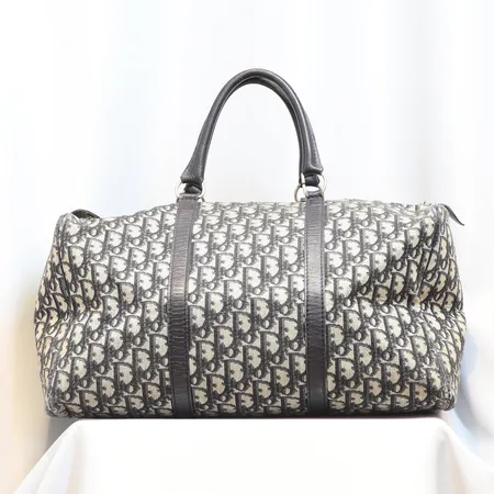 Väska Dior, modell Speedy, monogramcanvas, invändigt en ficka med dragkedja, mörkblå skinndetaljer, ca 40x22x18cm, fläckar, ställvis hårt slitage, mindre skador, insida med mycket fläckar, viss doft Skickas med postpaket.